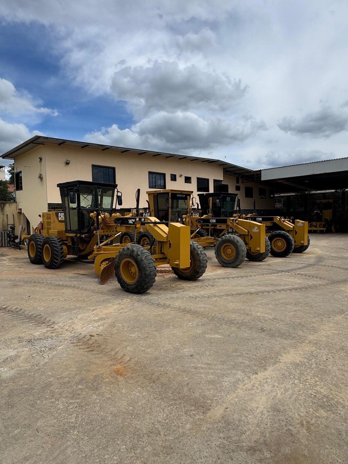 Motoniveladoras Caterpillar 140K e 120K no pátio da Escave