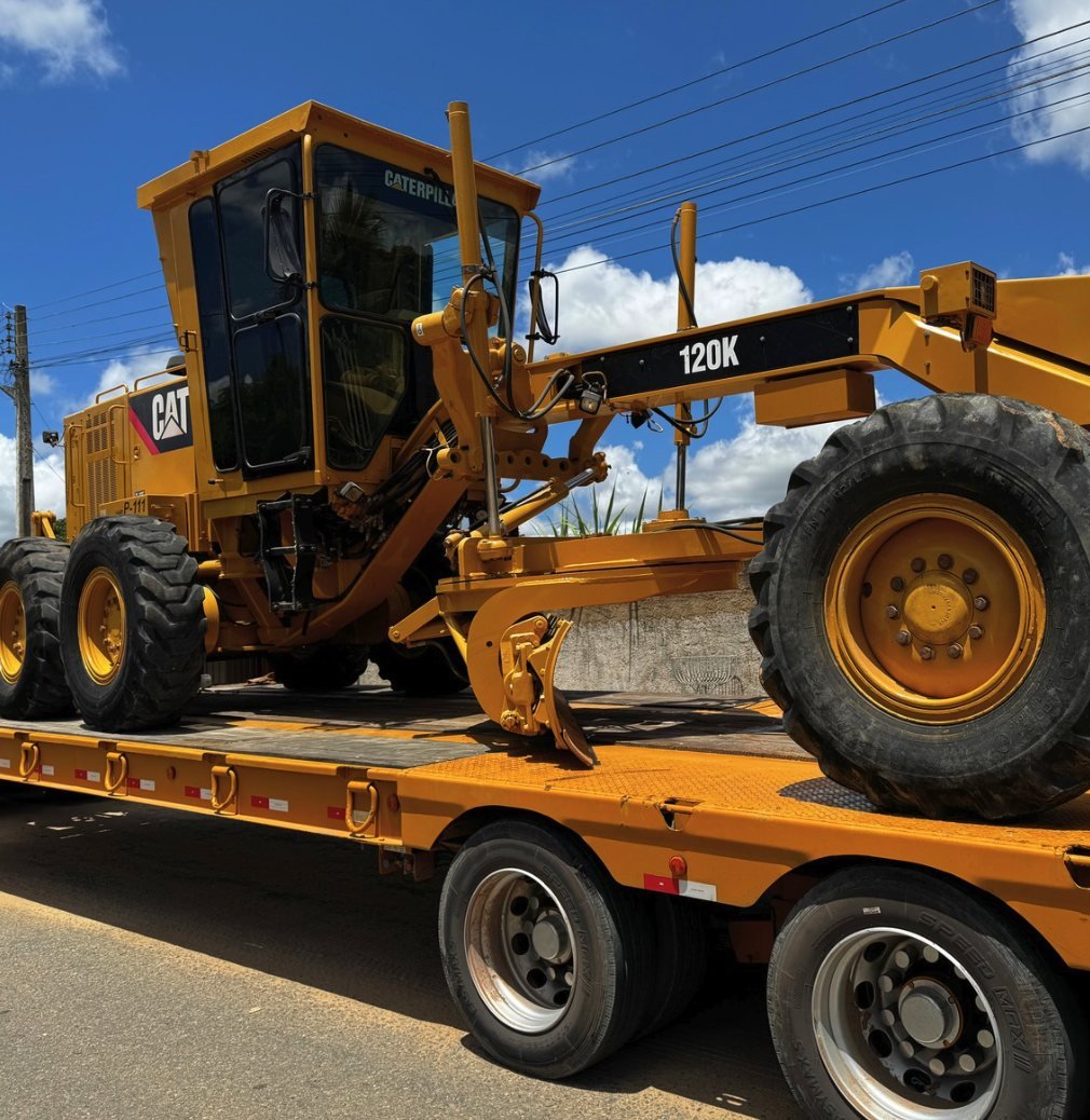 Motoniveladora Caterpillar 120K amarrada sobre prancha da Escave