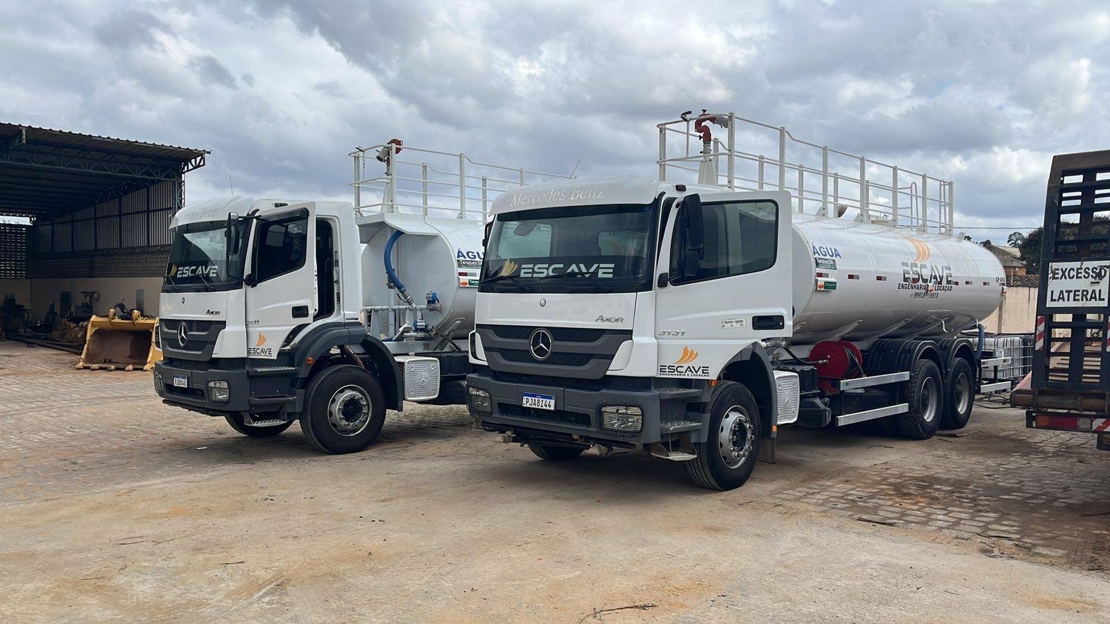 Caminhões-pipa Mercedes-Benz Axor da frota Escave no pátio da sede