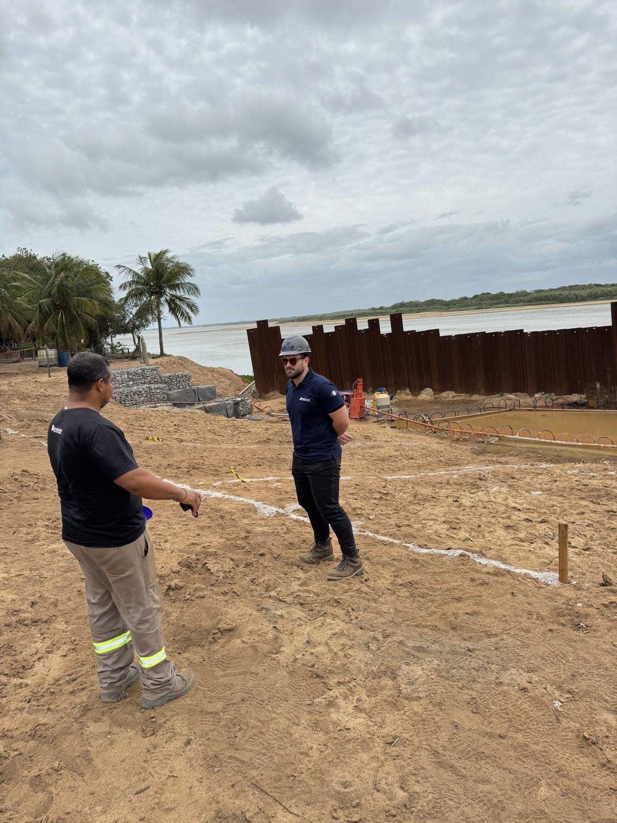 Profissionais da Escave conversando em obra de contenção
