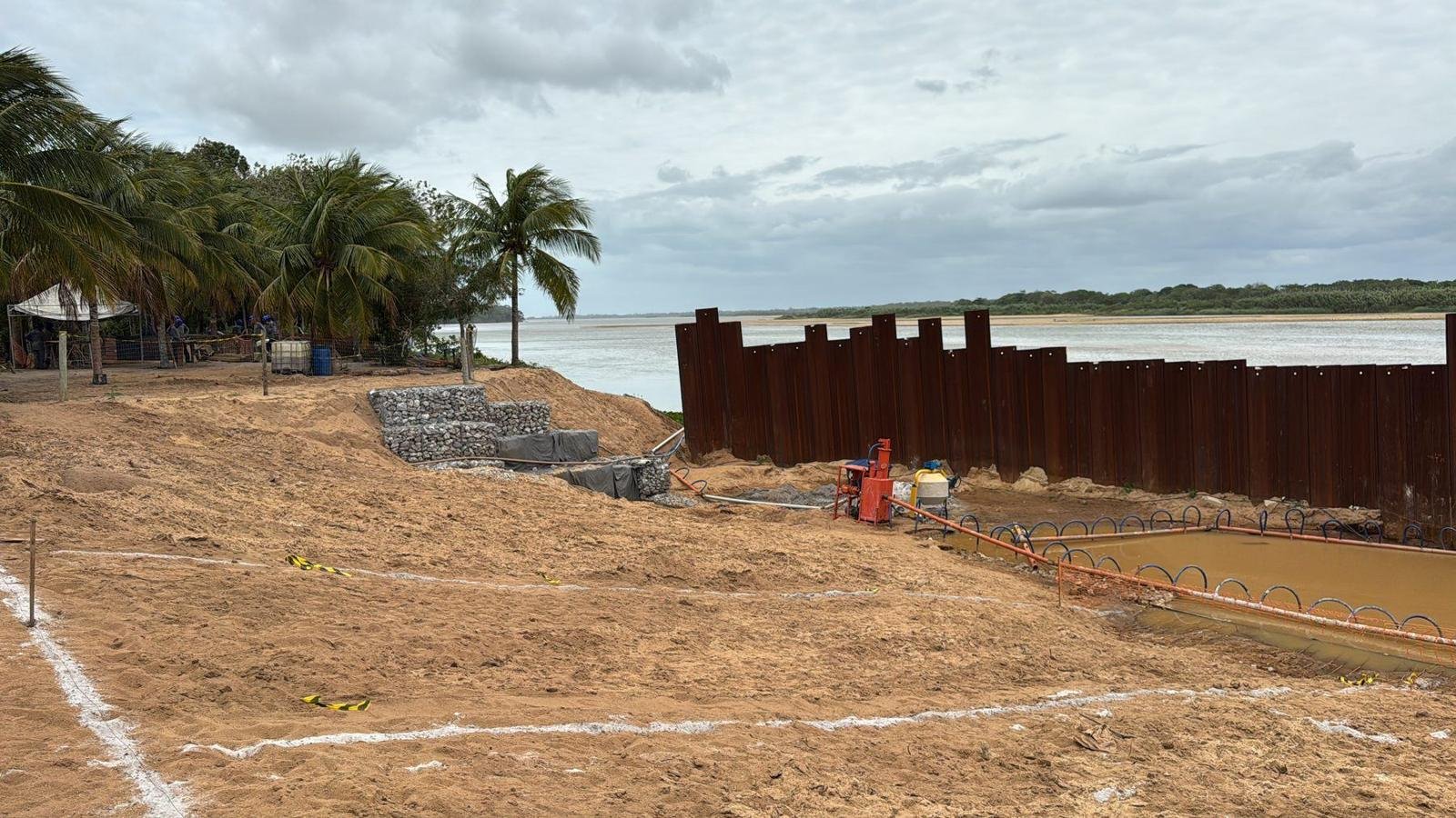 Obra de contenção à beira-mar com estacas-prancha e gabiões