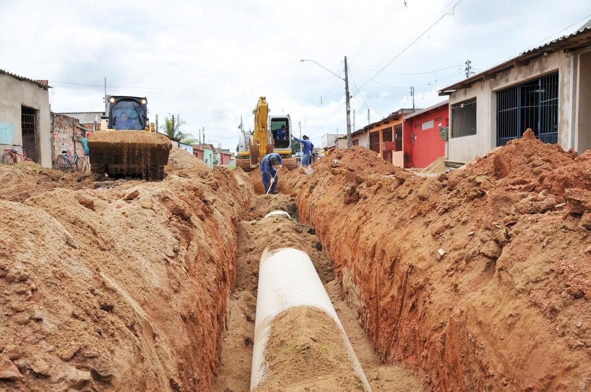 Assentamento de tubulação de drenagem em vala em via urbana de Vila Velha