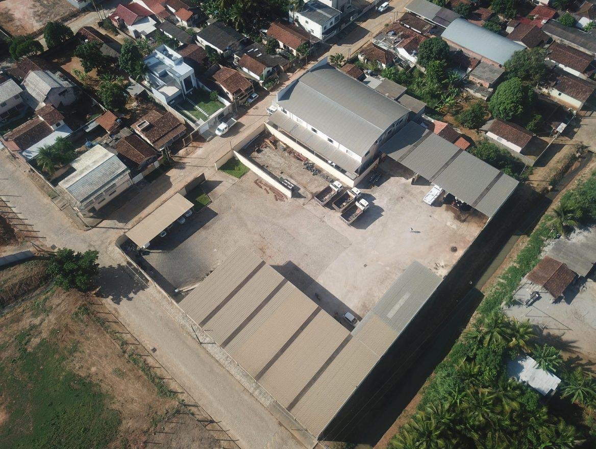 Vista aérea da sede da Escave, com galpões da oficina e pátio de equipamentos